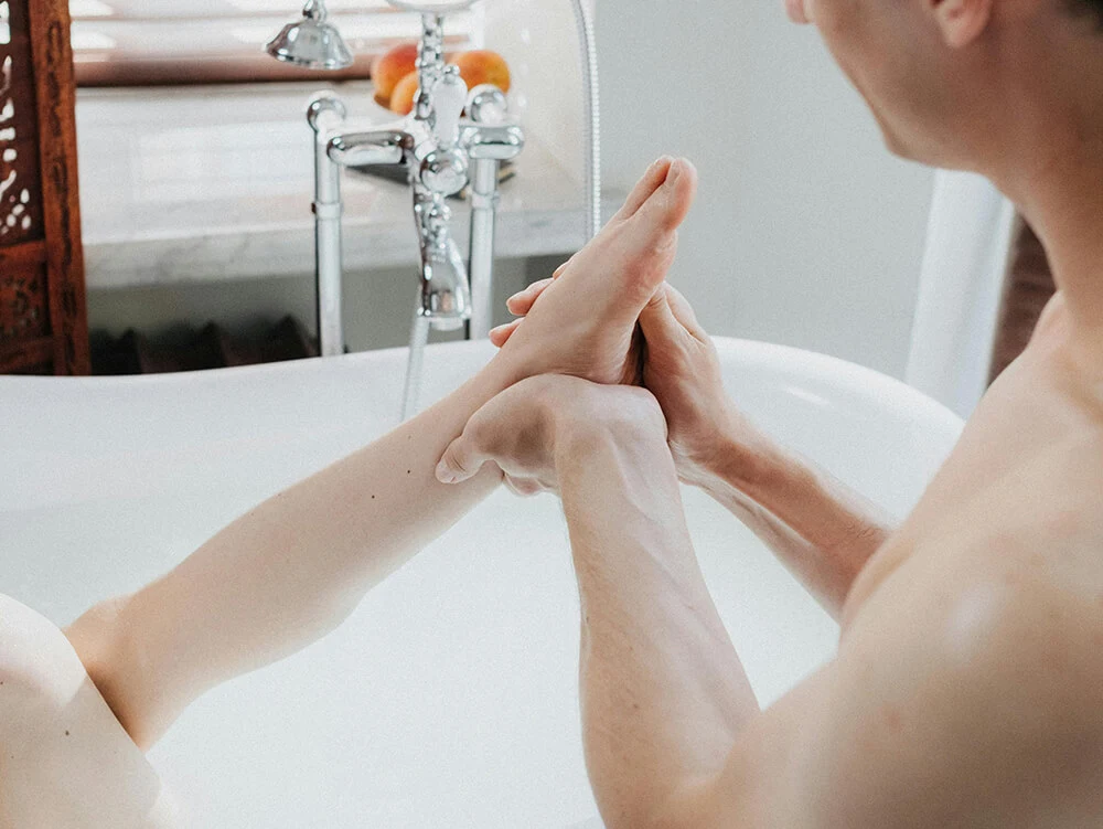 Ζευγάρι απολαμβάνει χαλαρωτικό μπάνιο με GEHWOL Bath Salt για φροντίδα και ευεξία την ημέρα του Αγίου Βαλεντίνου